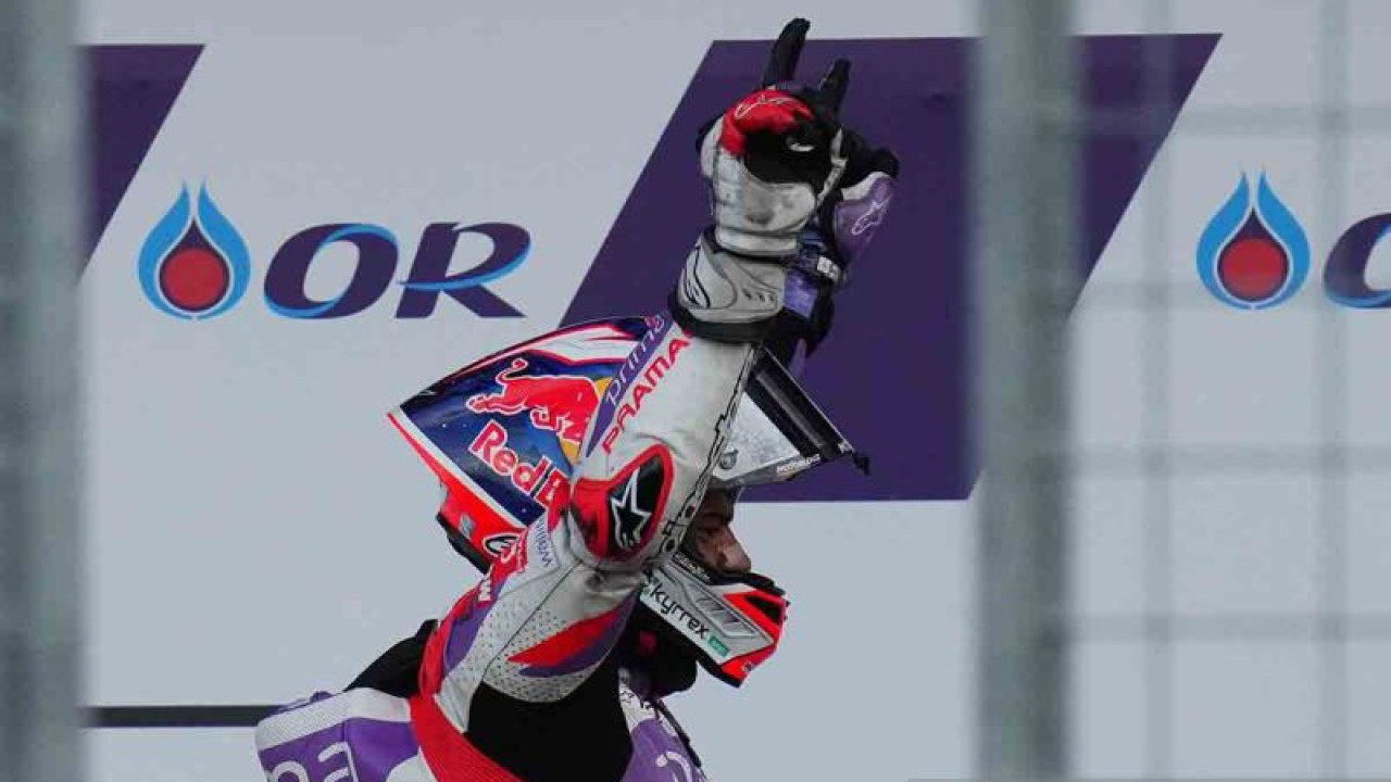 Pebalap Prima Pramac Racing Jorge Martin merayakan kemenangan usai menyelesaikan balapan MotoGP Thailand di Chang International Circuit, Buriram, Thailand, Minggu (29/10/2023). ANTARA FOTO/REUTERS/Athit Perawonmetha/rwa.