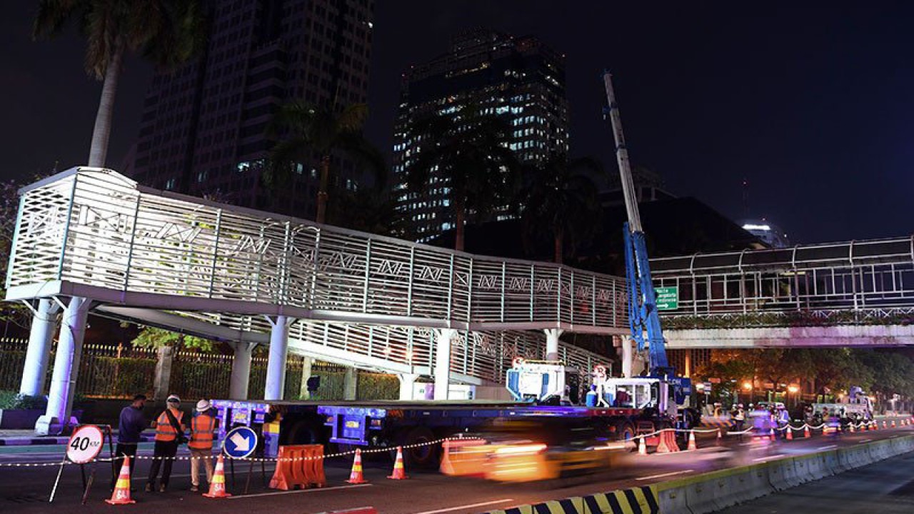 Arsip Foto - Pekerja mempersiapkan alat berat untuk membongkar Jembatan Penyeberangan Orang (JPO) dan Halte TransJakarta Bank Indonesia di Jalan MH Thamrin, Jakarta, Sabtu (5/9/2020) dini hari. JPO dan Halte Bank Indonesia akan dibongkar pada 4-20 September sebagai tahap persiapan konstruksi pembangunan Stasiun Thamrin MRT Jakarta fase II dan akan digantikan dengan "pelican crossing" dan halte sementara. ANTARA FOTO/Hafidz Mubarak A/pras.