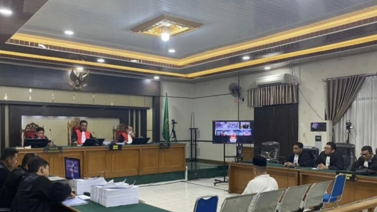 Suasana sidang lanjutan Bupati non aktif Kepulauan Meranti Muhammad Adil dalam agenda pembacaan tuntutan oleh JPU di Pengadilan Negeri Pekanbaru, Rabu (29/11/2023) malam. ANTARA/Annisa Firdausi.