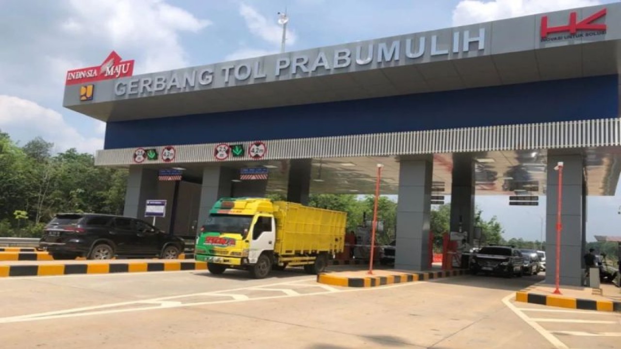 Gerbang jalan Tol Trans Sumatera (JTTS) untuk ruas Indralaya - Prabumulih di Sumatera Selatan, Kamis (30/8/2023). (ANTARA/Ahmad Rafli Baiduri)