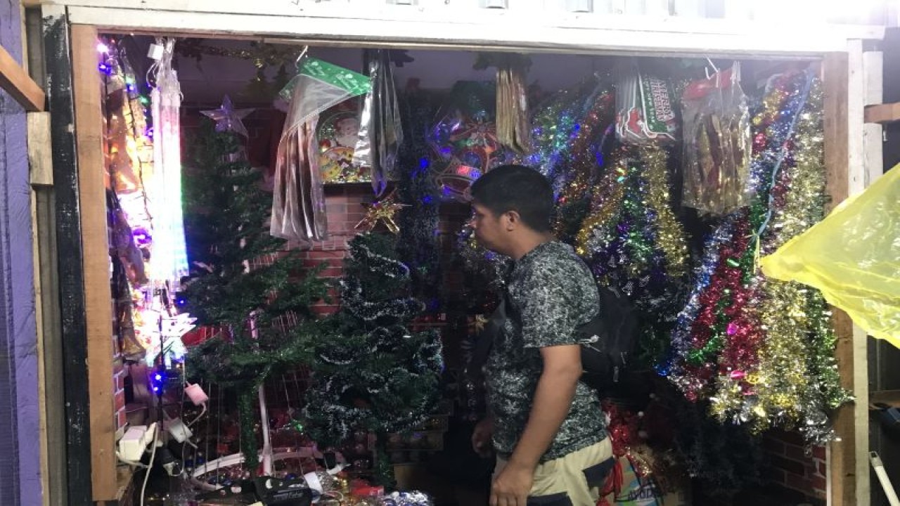 Jualan pernak pernik natal, di Pasar Mardika Ambon, Rabu malam. (ANTARA/Winda Herman)
