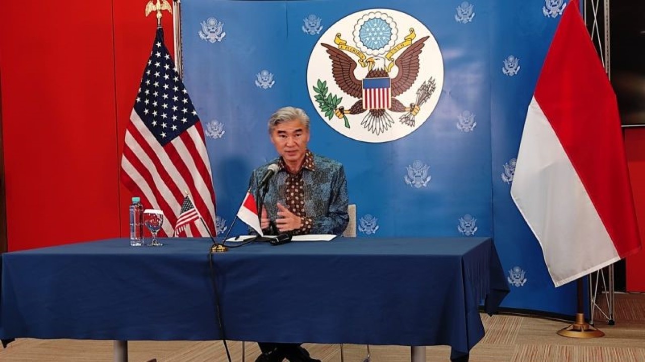 Arsip - Duta Besar Amerika Serikat untuk Indonesia Sung Y. Kim menggelar jumpa pers di Kedutaan Besar AS di Jakarta, Rabu (7/12/2022). (ANTARA/Asri Mayang Sari)