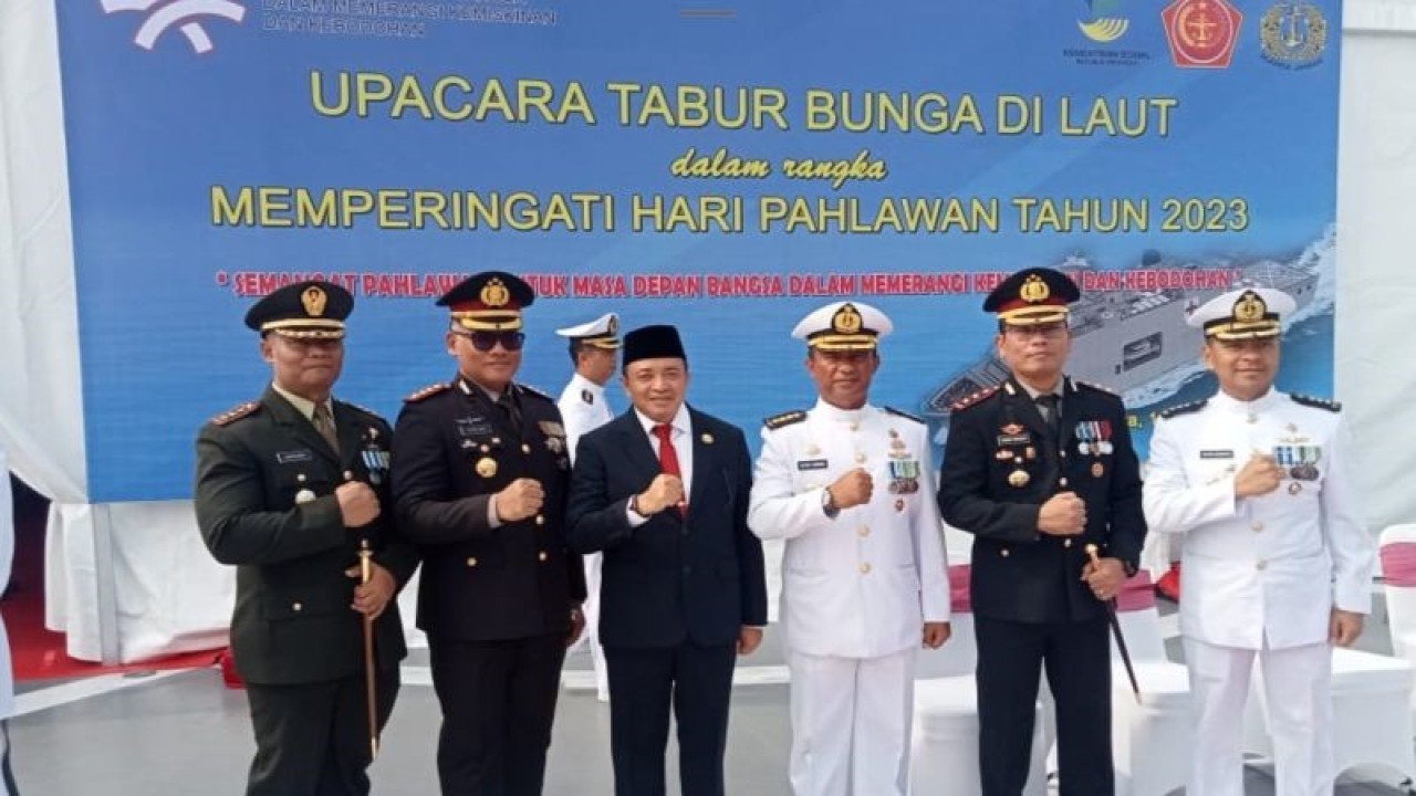 Sekretaris Kota Jakarta Utara Abdul Khalit bersama Kapolres Metro Jakarta Utara Kombes Pol Gidion Arif Setyawan, Komandan Kodim 0502 Jakarta Utara Kolonel Kav Tofan Tri Anggoro, Kapolres Pelabuhan Tanjung Priok AKBP Ferikson Tampubolon mengikuti kegiatan tabur bunga di Teluk Jakarta memperingati Hari Pahlawan bertema "Semangat Pahlawan untuk Masa Depan Bangsa dalam Memerangi Kemiskinan dan Kebodohan", Jumat (10/11/2023). ANTARA/Abdu Faisal