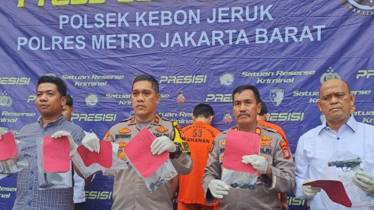 Jumpa pers pengungkapan komplotan pencuri motor di Jakarta Barat oleh Polsek Kebon Jeruk, Senin (20/11/2023). ANTARA/Risky Syukur