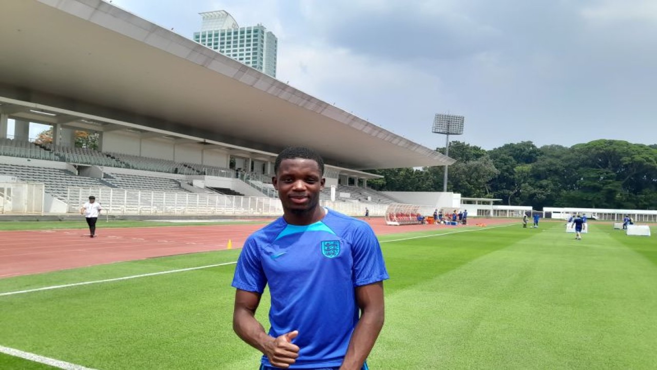 Penyerang timnas Inggris U-17 Justin Oboavwoduo saat menjalani sesi latihan jelang pertandingan babak 16 besar menghadapi Uzbekistan di Stadion Madya, Jakarta, Selasa (21/11/2023). (ANTARA/FAJAR SATRIYO)