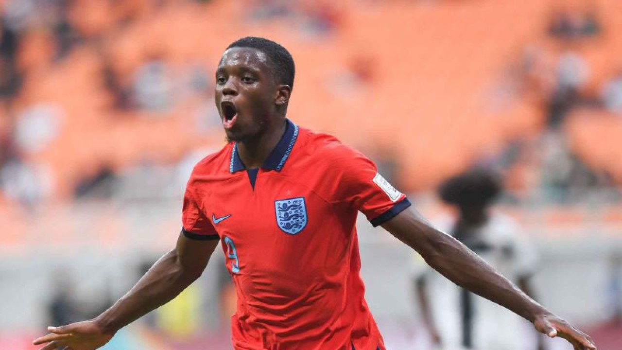 Pesepak bola Timnas Inggris Justin Oboavwoduo berselebrasi usai menjebol gawang Timnas Kaledonia Baru dalam penyisihan Grup C Piala Dunia U-17 di Jakarta International Stadium, Jakarta, Sabtu (11/11/2023). Inggris menang atas Kaledonia Baru dengan skor 10-0. ANTARA FOTO/Sigid Kurniawan/app/nym.