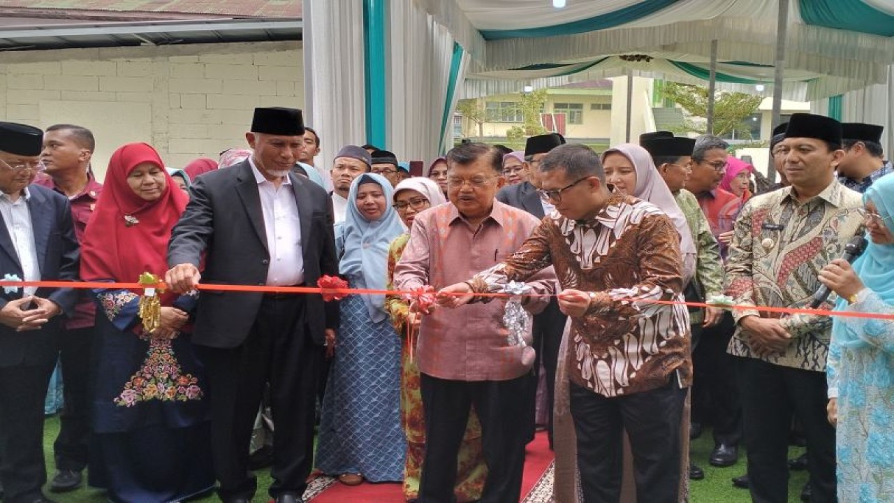 Wakil Presiden RI Ke-10 dan 12 Muhammad Jusuf Kalla saat peresmian asrama Perguruan Diniyyah Puteri Padang Panjang, Sumatra Barat, Sabtu, (4/11/2023). ANTARA/Muhammad Zulfikar.