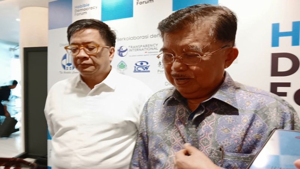 Wakil Presiden ke-10 dan ke-12 RI Jusuf Kalla saat menyampaikan keterangan usai menghadiri peluncuran Habibie Democracy Forum di Jakarta Pusat, Jakarta, Rabu (15/11/2023). (ANTARA/Rina Nur Anggraini)