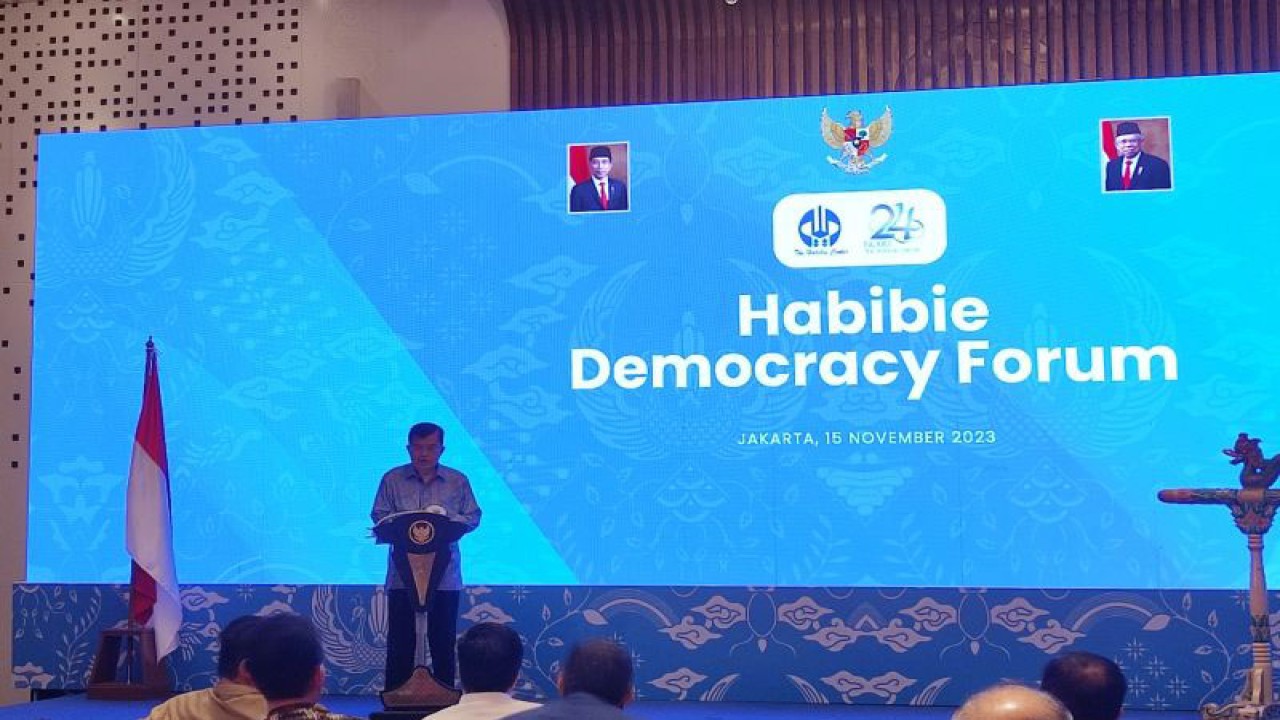 Wapres ke-10 dan ke-12 RI Jusuf Kalla saat menyampaikan sambutan dalam peluncuran Habibie Democracy Forum di Jakarta Pusat, Jakarta, Rabu (15/11/2023). (ANTARA/Rina Nur Anggraini)