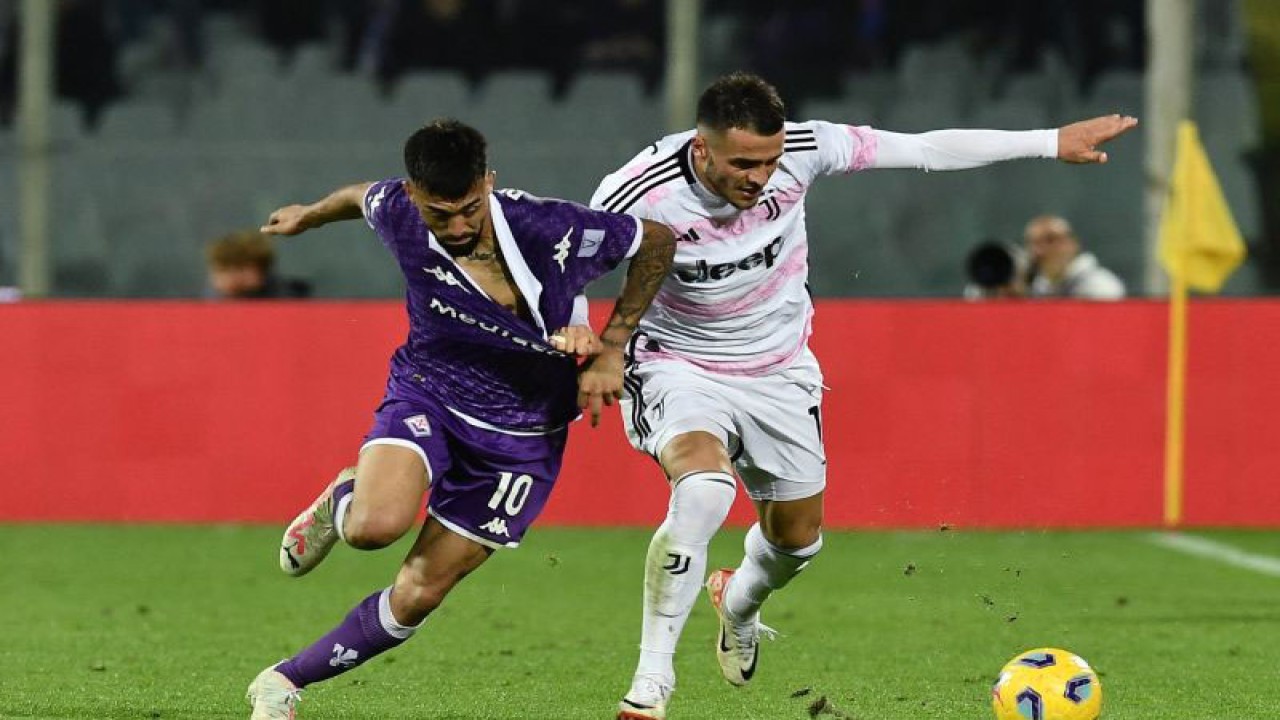 Pemain Fiorentina Nicolas Gonzalez berduel dengan pemain Juventus Filip Kostic pada pertandingan Liga Italia yang dimainkan di Stadion Artemio Franchi, Florence, Minggu (5/11/2023). (ANTARA/REUTERS/Jennifer Lorenzini)