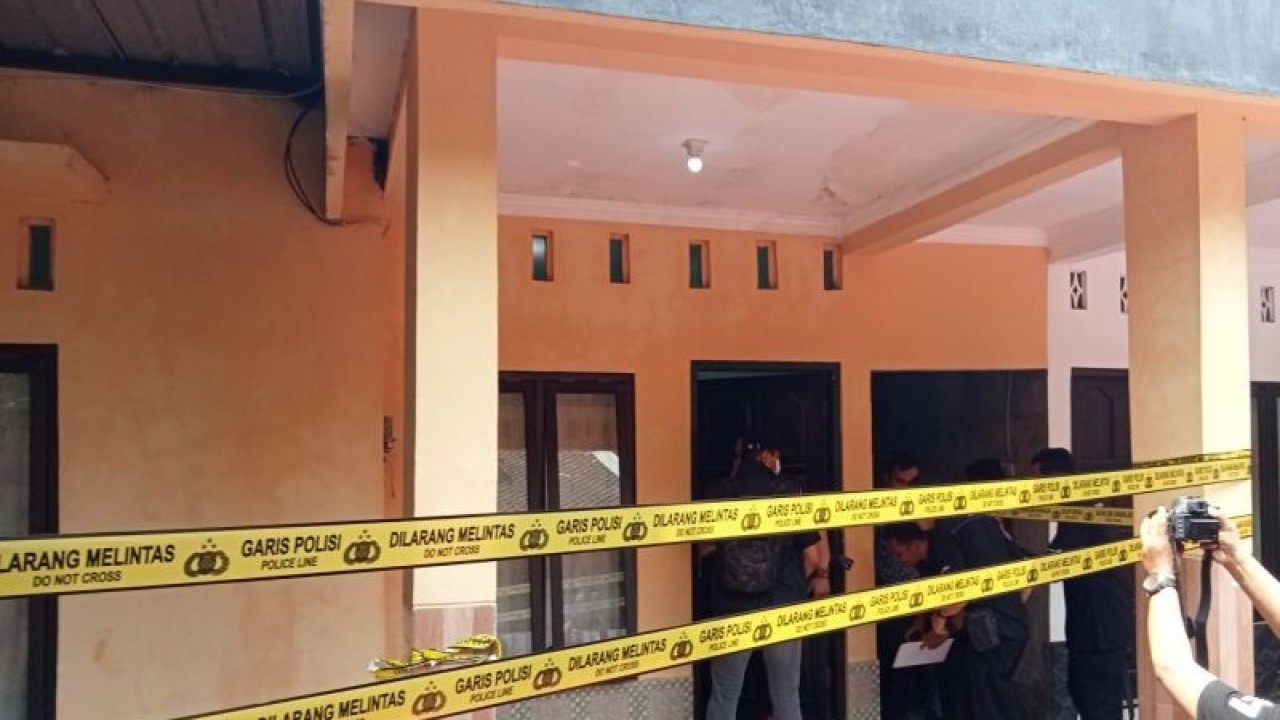 Rumah produksi narkoba berkedok cairan Happy Water dan keripik pisang di Kecamatan Banguntapan, Kabupaten Bantul, Yogyakarta, Jumat (3/11/2023). (ANTARA/Hery Sidik)