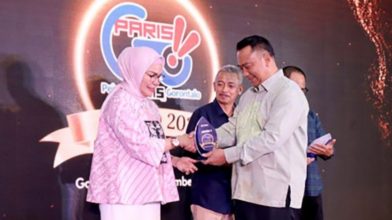 Plt. Bupati Bone Bolango Merlan S. Uloli (kiri) menerima penghargaan dari Kepala KPw BI Gorontalo Dian Nugraha pada Pejuang Quick Response Code Indonesian Standard Gorontalo (Paris Go) Award 2023 di Kota Gorontalo. ANTARA/HO-Diskominfo Bone Bolango