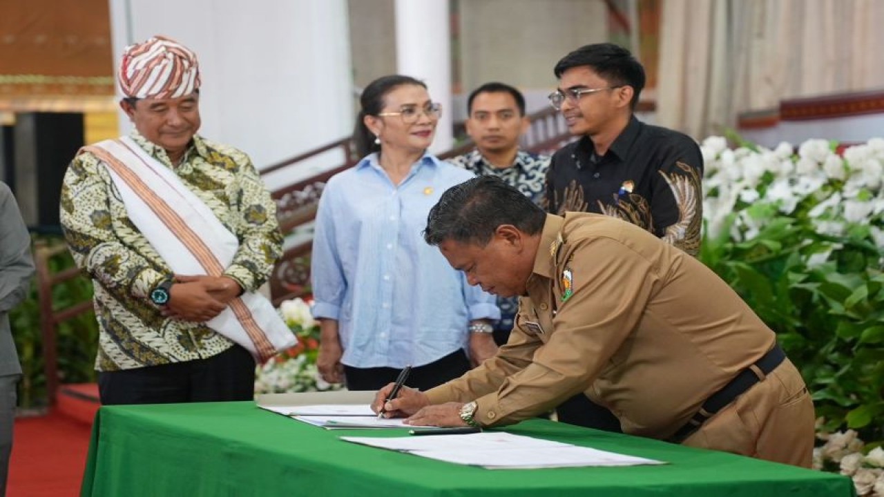 Pj Gubernur Sulawesi Selatan Bahtiar Baharuddin (kiri), menyaksikan penandatanganan NPHD di Toraja, Sulsel, Selasa,(7/11/2023).ANTARA/HO-Humas Pemprov Sulsel