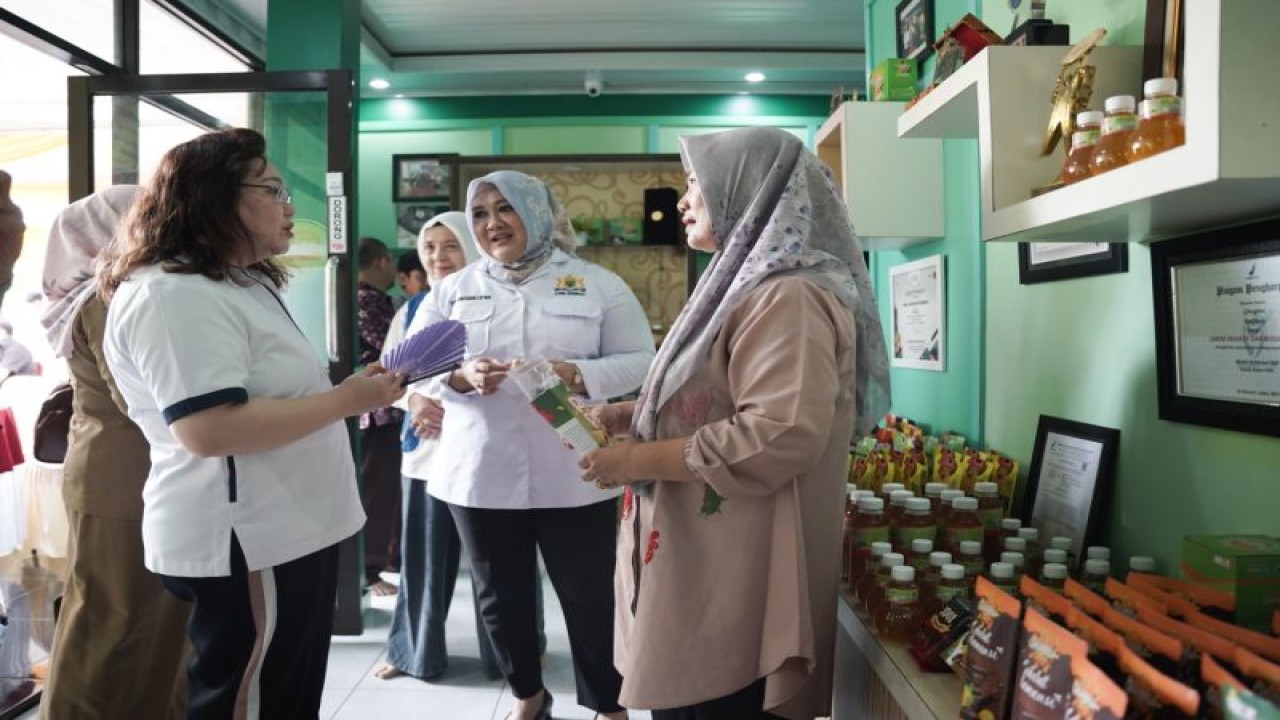 Kamar Dagang dan Industri (Kadin) Indonesia menggelar Program Pelatihan Pembuatan dan Pengemasan Sirup Kalamansi untuk mengembangkan potensi ekonomi daerah dan mendorong pemberdayaan perempuan di Provinsi Bengkulu. (ANTARA/HO-Kamar Dagang dan Industri Indonesia)