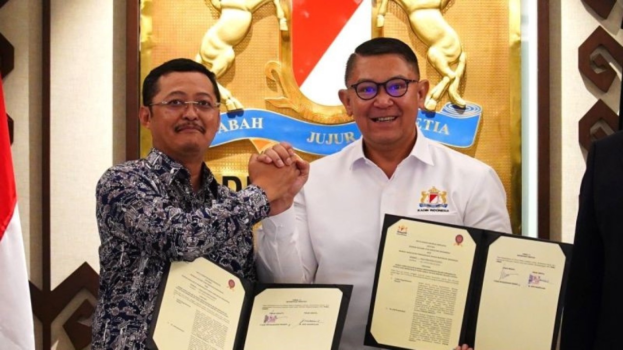 Arsip - Pelaksana Tugas Harian Ketua Umum Kadin Indonesia, Yukki Nugrahawan Hanafi (kanan) bersama Ketua Komisi Pengawas Persaingan Usaha, Afif Hasbullah (kiri) saat menandatangani nota kesepahaman untuk mendukung terciptanya ekosistem dunia usaha yang sehat dan adil dalam industri digital di Jakarta, Jumat (10/11/2023). ANTARA/HO-Kadin Indonesia.