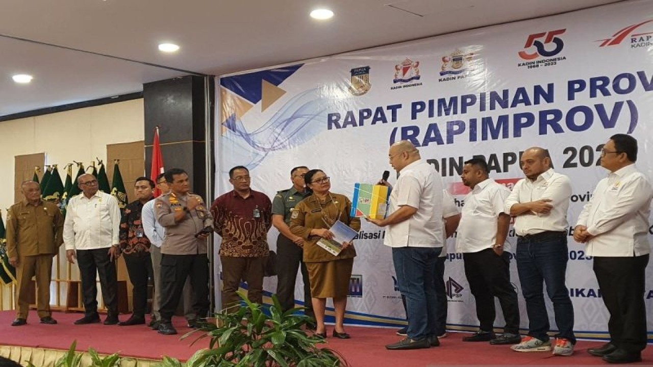 Ketua Umum Kadin Papua Ronald Antonio Bonai saat menyerahkan alat perpustakaan digital kepada Pemerintah Provinsi Papua, di Kota Jayapura, Senin (ANTARA/Qadri Pratiwi)