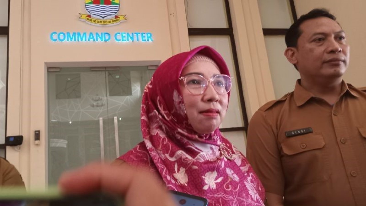 Kadinkes Cirebon dr Neneng Hasanah saat memberikan keterangan di Cirebon, Jawa Barat. (ANTARA/Fathnur Rohman).
