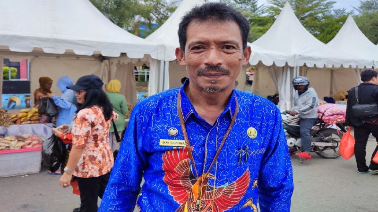 Kadis Perikanan dan Kelautan Papua Iman Djuniawal. ANTARA/Evarukdijati