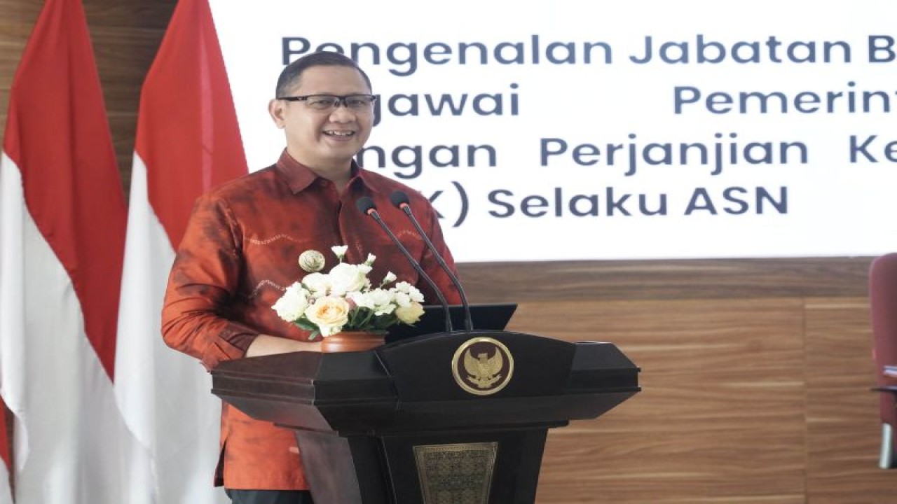 Kepala Dinas Pendidikan (Kadispendik) Provinsi Jawa Timur Aries Agung Paewai yang juga merupakan Penjabat (Pj) Wali Kota Batu, pada saat memberikan ceramah umum bagi PPPK Angkatan 85-88 di Kota Malang, Jawa Timur, Selasa (14/11/2023). ANTARA/HO-Prokopim Setda Kota Batu.