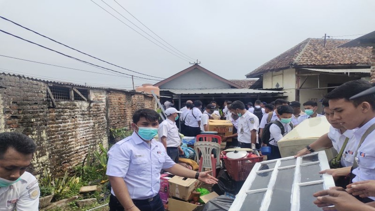 Petugas PT KAI Tanjungkarang sedang melakukan pnertiban terhadap salah satu rumah warga yang menempati lahan KAI. Bandarlampung, Selasa, (28/1/2023). (ANTARA/Dian Hadiyatna)