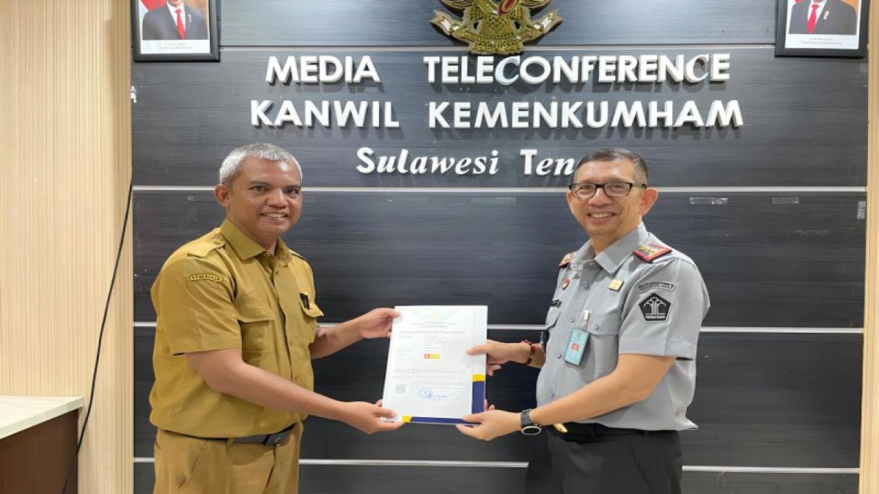 Kakanwil Kemenkumham Sulteng Hermansyah Siregar menyerahkan sertifikat merek kepada Perwakilan Disperindag Kota Palu Amsal di Kanwil Kemenkumham Sulteng, Kota Palu, Senin (13/11/2023). (ANTARA/HO-Humas Kemenkumham Sulteng)