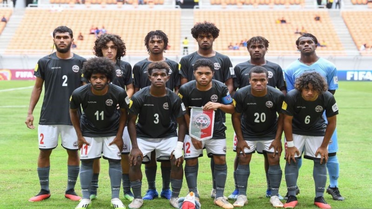Pesepak bola Timnas Kaledonia Baru berfoto sebelum melawan Timnas Brazil dalam penyisihan Grup C Piala Dunia U-17 2023 di Jakarta International Stadium, Jakarta, Selasa (14/11/2023). ANTARA FOTO/Sigid Kurniawan/app/YU