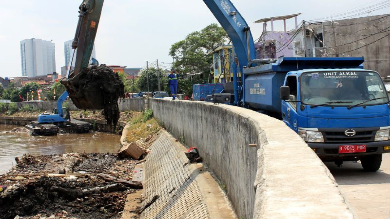 Petugas mengoperasikan alat berat untuk menyelesaikan proyek normalisasi Kali Ciliwung di daerah Kampung Melayu, Jakarta Timur, Senin (6/11/2023). ANTARA FOTO/Lifia Mawaddah Putri/sgd/tom.