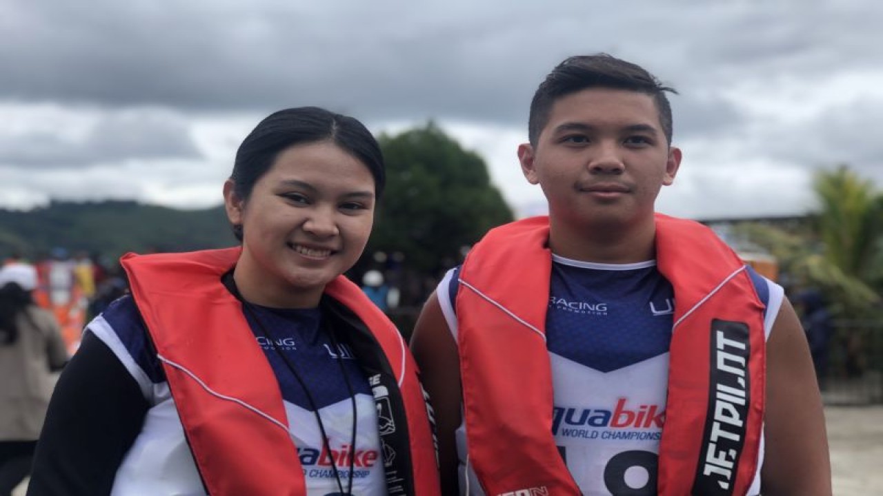 Pembalap jetski Indonesia dari klub Kraken Watersport Markaio Wimylie (kanan) dan Kanina Ramadhina (kiri) sebelum berlaga pada ajang endurance yang menjadi bagian dari Kejuaraan Dunia Jetski Aquabike 2023 di Pantai Sinalsal, Kabupaten Karo, Sumut, Rabu (22/11/2023). (ANTARA/Roy Rosa Bachtiar)