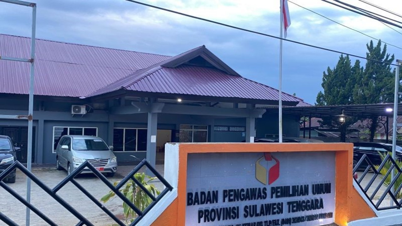 Kantor Bawaslu Provinsi Sultra. (Antara/La Ode Muh Deden Saputra)