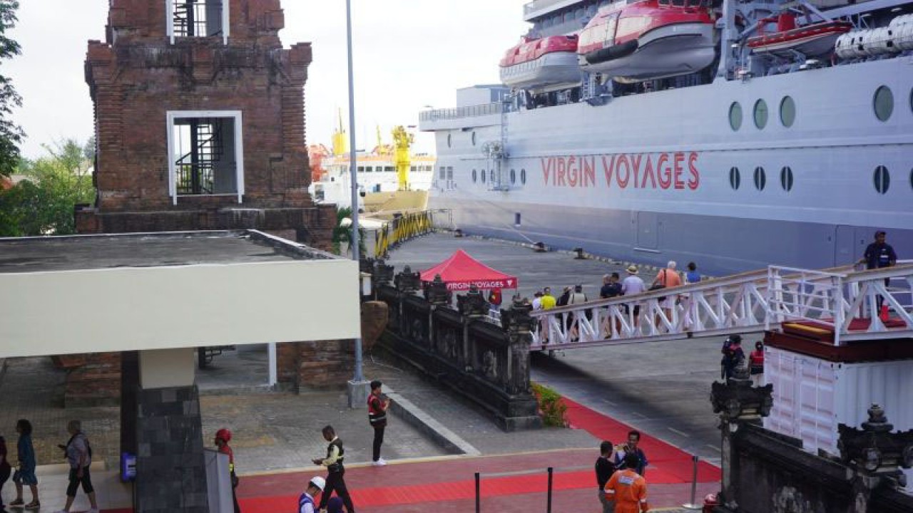 Kapal pesiar Virgin Voyages bernama Resilient Lady sandar di Pelabuhan Benoa, Denpasar, Kamis (23/11/2023) ANTARA/HO-Pelindo Benoa Denpasar