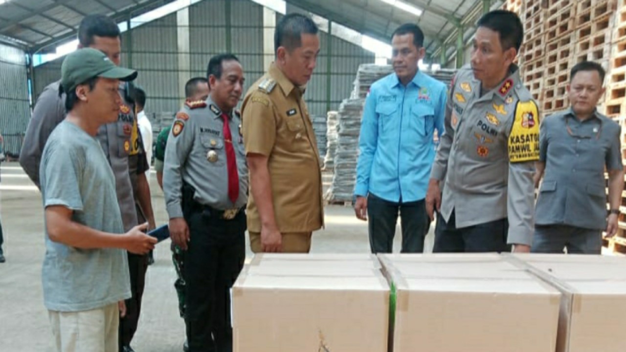 Kapolda Jabar Kombes. Pol. Ibrahim Tompo, saat mengecek gudang logistik KPU Karawang (ANTARA/Ali Khumaini)