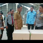 Kapolda Jabar Kombes. Pol. Ibrahim Tompo, saat mengecek gudang logistik KPU Karawang (ANTARA/Ali Khumaini)-1700034812