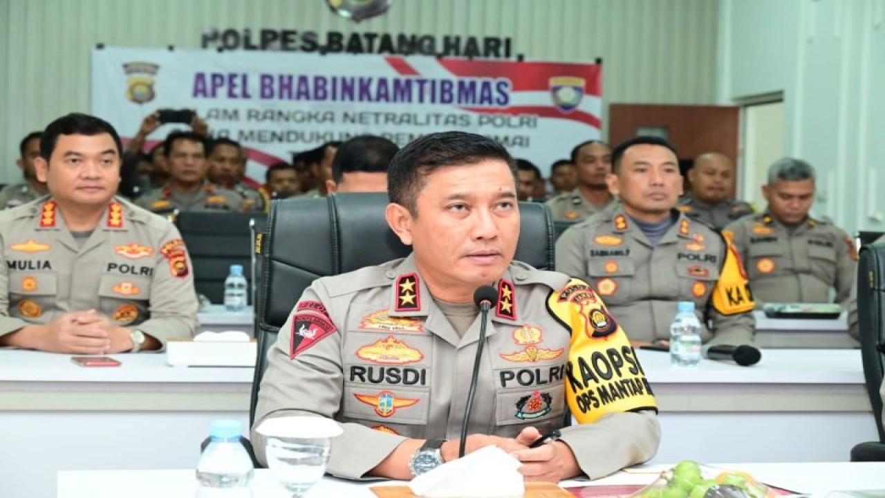 Kapolda Jambi Irjen Pol Rusdi Hartono saat apel Bhabinkamtibmas Jambi, Rabu (15/11/2023). (ANTARA/HO-Polda Jambi)