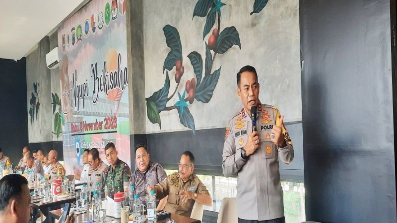 Kapolda Kalimantan Selatan Irjen Pol Andi Rian R Djajadi saat acara "Ngupi Bekisahan" bersama parpol di  Cafe Excelso Jalan Ahmad Yani Km 5 Banjarmasin, Rabu (8/11/2023). (ANTARA/Firman)