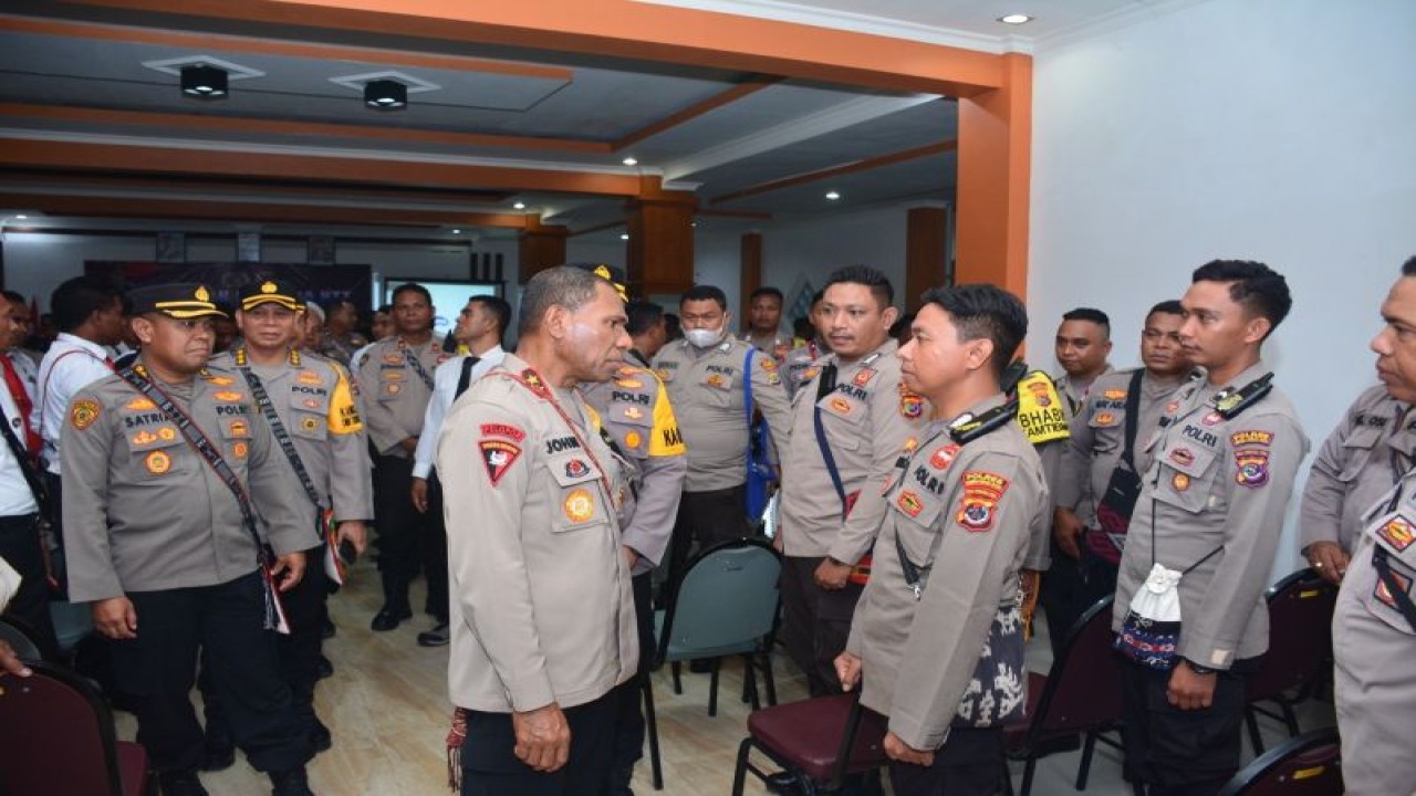 Kapolda NTT Irjen Pol. Johanis Asadoma saat berkunjung ke Polres Sumba Barat. ANTARA/Ho-Humas Polda NTT