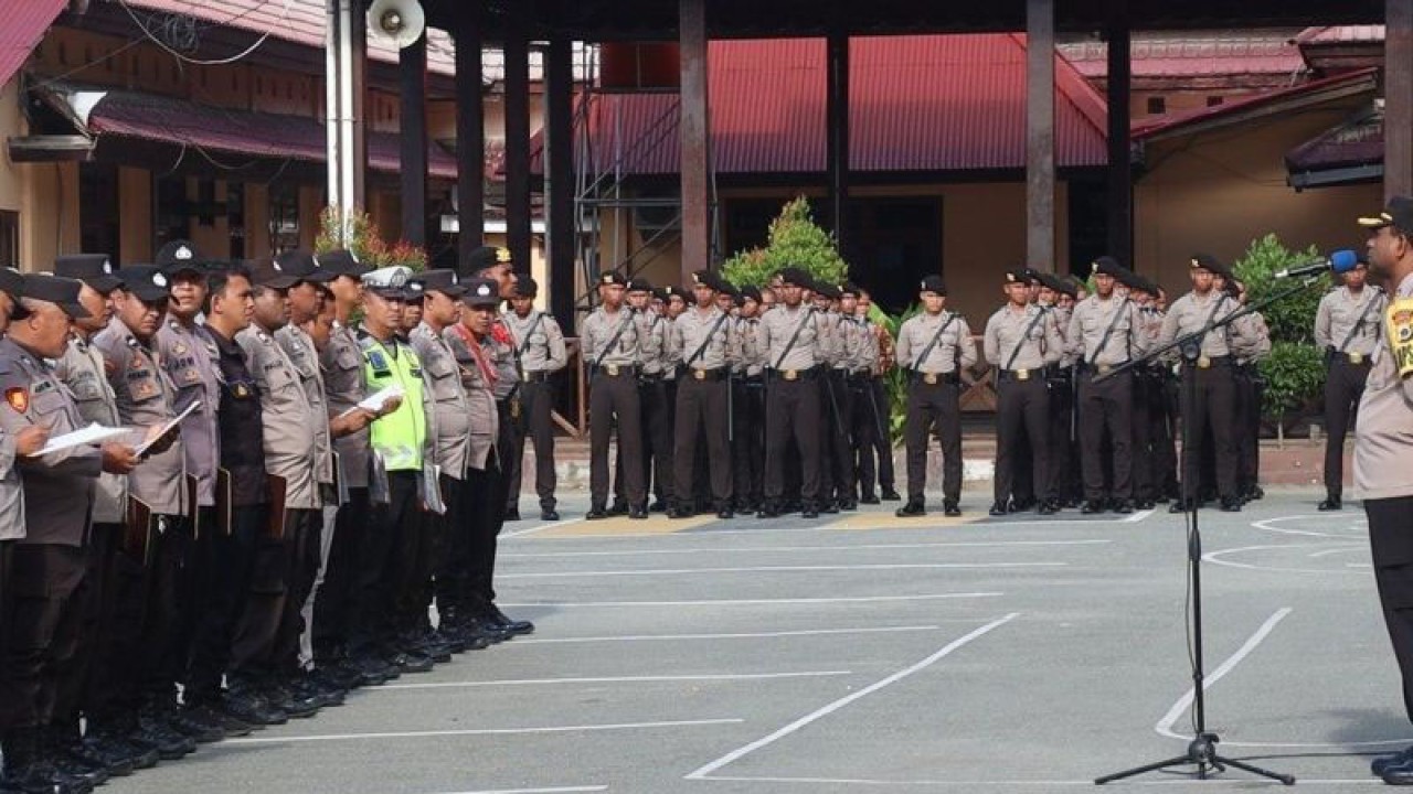 Kapolres Jayapura AKBP Fredrickus WA Maclarimboen saat memberikan arahan tentang netralitas dalam Pemilu 2024 kepada seluruh anggotanya pada Senin (20/11) 2023. (ANTARA/Yudhi Efendi)