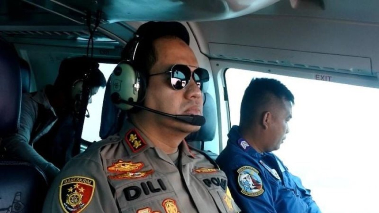 Kapolres Ogan Komering Ilir (OKI), Sumsel AKBP Dili Yanto saat memimpin pantauan udara Karhutla OKI. (ANTARA/ M Imam Pramana)