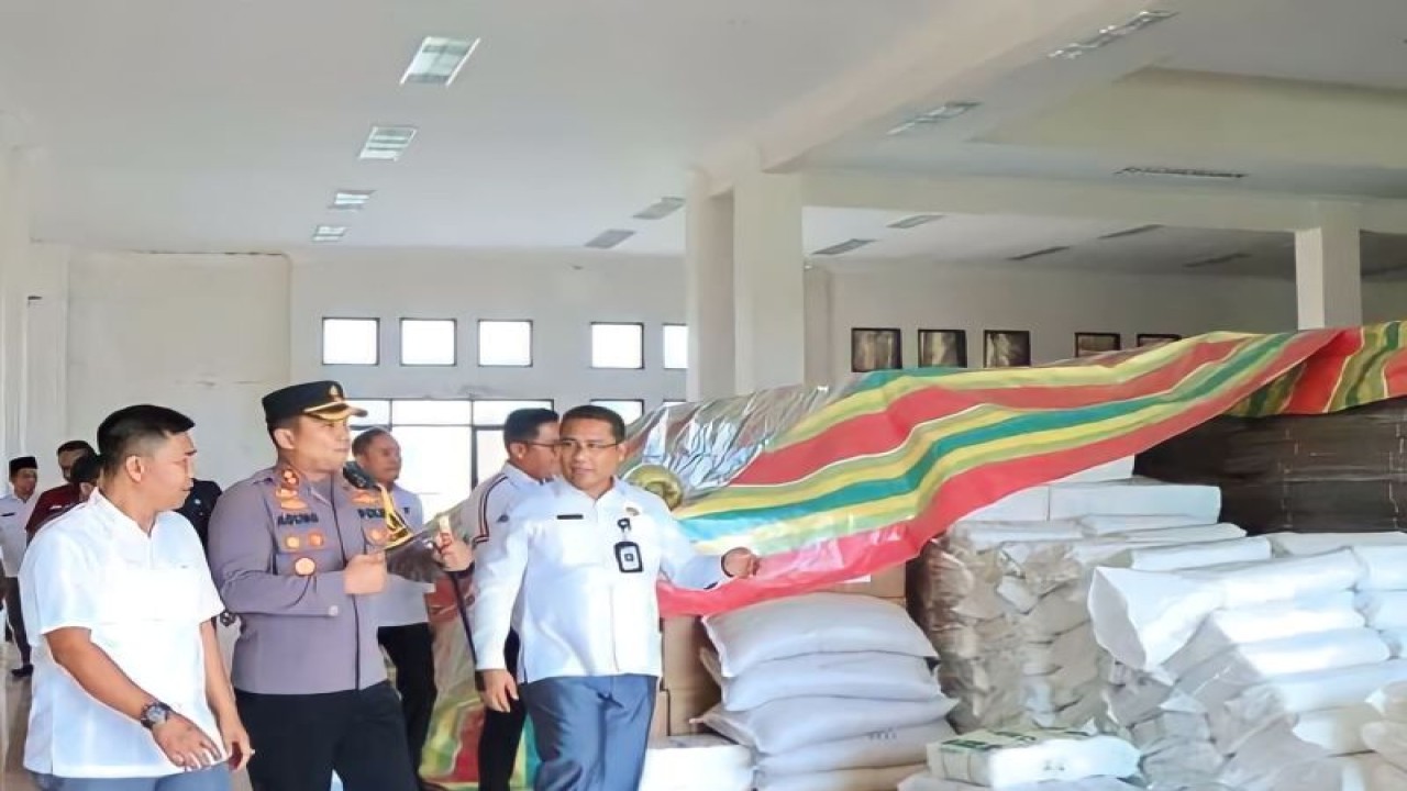 Kapolres OKU Timur AKBP Dwi Agung Setyono  melakukan pengecekan gudang logistik Pemilu 2024, Kamis. (ANTARA/Edo Purmana/23)