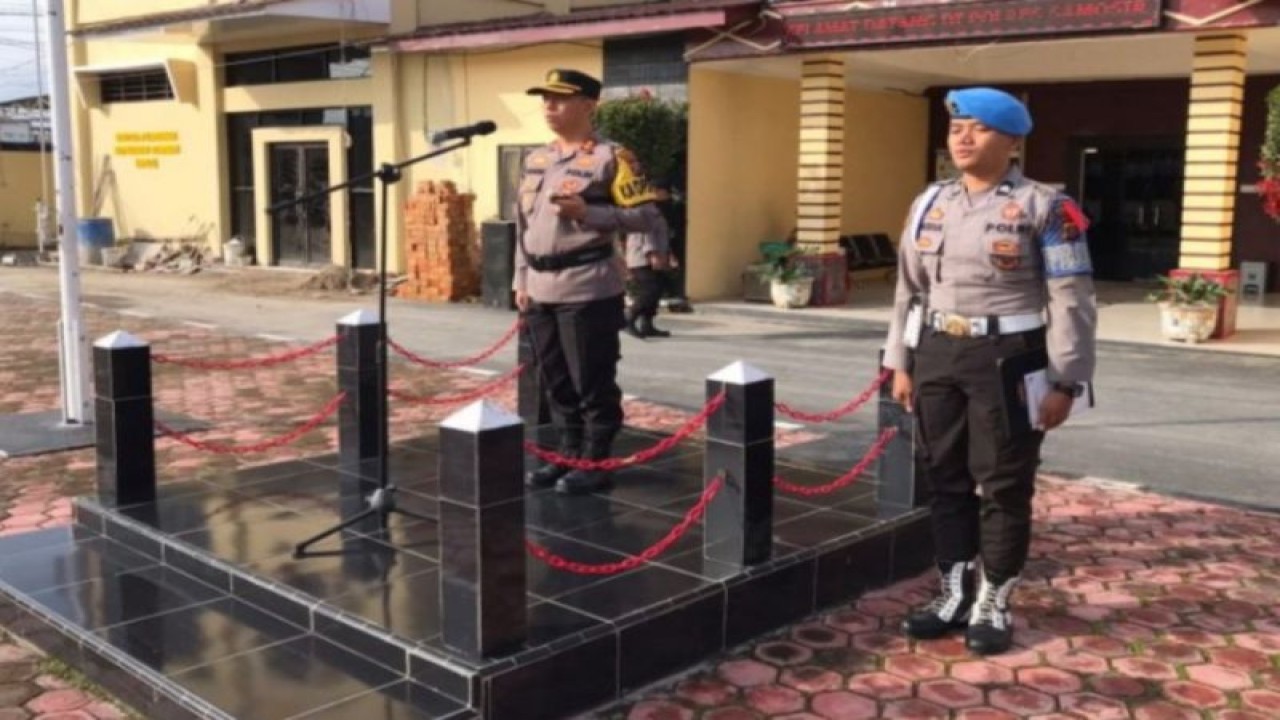 Kapolres Samosir AKBP Yogie Hardiman saat memimpin upacara di Lapangan Polres Samosir (ANTARA/HO)
