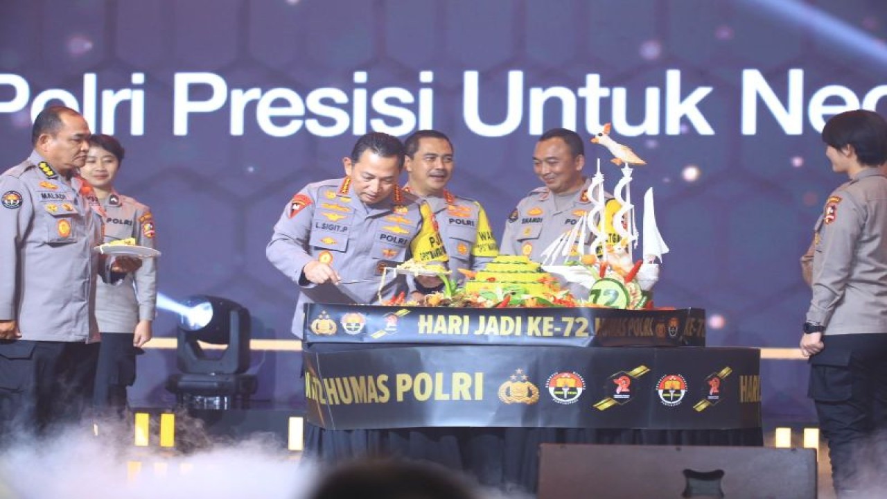 Kapolri Jenderal Pol. Listyo Sigit Prabowo memotong tupeng HUT ke-72 Humas Polri disaksikan sejumlah pejabat utama Mabes Polri di Jakarta, Selasa (31/10/2023). (ANTARA/HO-DivHumas Polri)
