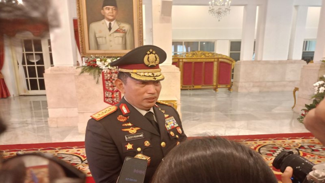 Kapolri Jenderal Pol. Listyo Sigit Prabowo saat menyampaikan keterangan pers di sela-sela acara pelantikan dan pengucapan sumpah pejabat negara di Istana Negara, Jakarta, Senin (27/11/2023). (ANTARA/Rangga Pandu A. J.)