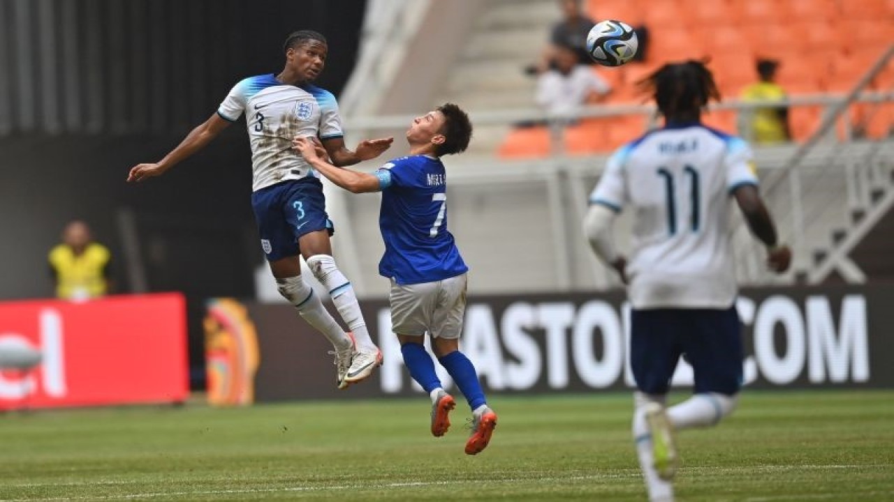 Pesepak bola Timnas Inggris Jayden Meghoma (3) menyundul bola dikawal pemain Timnas Uzbekistan Lazizbek Mirzaev dalam laga babak 16 besar Piala Dunia U-17 2023 di Jakarta International Stadium, Jakarta, Rabu (22/11/2023). ANTARA FOTO/Sigid Kurniawan/foc