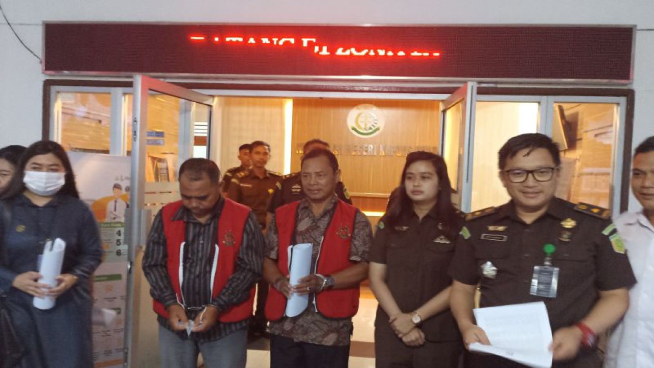 Kejaksaan Negeri Kapuas Hulu, Kalimantan Barat, menahan dua tersangka kasus tipikor pengadaan ikan Arwana di Kapuas Hulu untuk proses hukum lebih lanjut, Senin (18/9/2023). ANTARA/Teofilusianto Timotius.