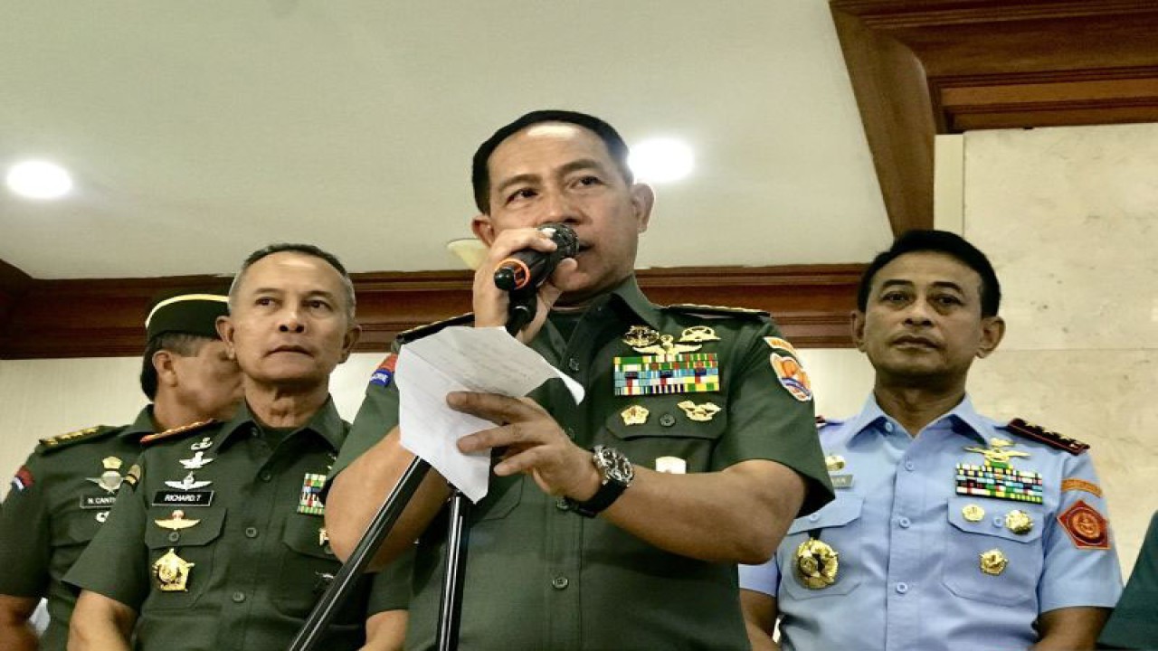 Kepala Staf TNI Angkatan Darat (Kasad) Jenderal TNI Agus Subiyanto menjawab pertanyaan wartawan selepas acara uji kepatutan dan kelayakan calon Panglima TNI di Komisi I DPR RI, Jakarta, Senin (13/11/2023). ANTARA/Genta Tenri Mawangi.