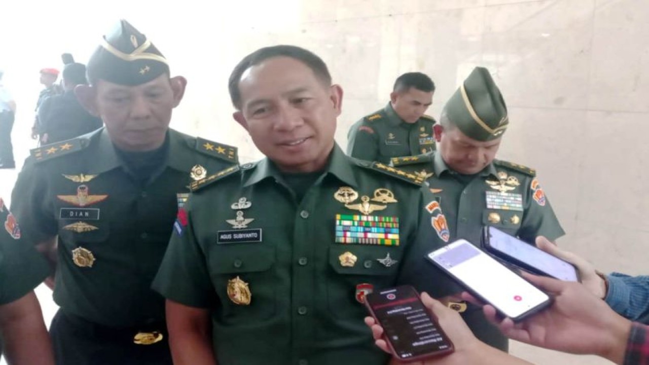 Kepala Staf Angkatan Darat Jenderal TNI Agus Subiyanto di Kompleks Parlemen Senayan, Jakarta, Selasa (7/11/2023). ANTARA/Melalusa Susthira K