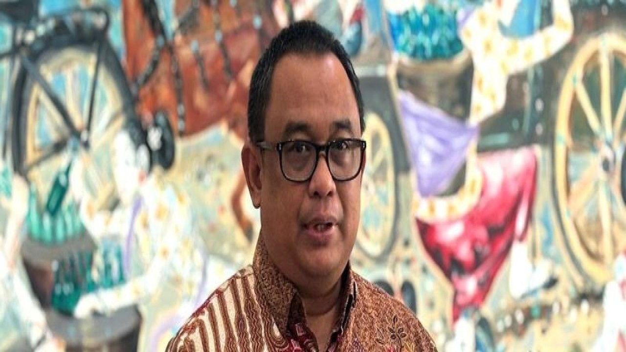 Koordinator Staf Khusus Presiden Ari Dwipayana saat memberikan keterangan kepada wartawan di Gedung Kementerian Sekretariat Negara, Jakarta, Selasa (28/11/2023). (ANTARA/Pradanna Putra Tampi/aa)