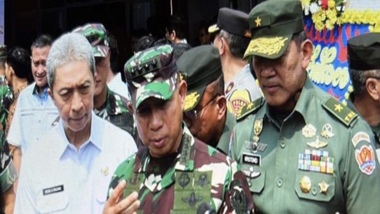 Kepala Staf TNI Angkatan Darat Jenderal TNI Agus Subiyanto (tengah) menjawab pertanyaan wartawan pada sela-sela kegiatannya mendampingi Menteri Pertahanan RI Prabowo Subianto di Bogor, Jawa Barat, Rabu (1/11/2023). ANTARA/Galih Pradipta.