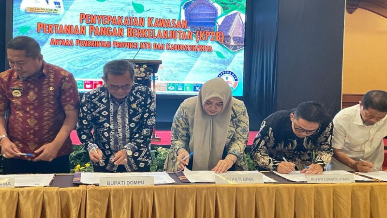 Acara penandatanganan berita acara penetapan kawasan pertanian pangan berkelanjutan yang digelar Pemerintah Provinsi NTB dengan semua pemerintah Kabupaten/Kota di Hotel Lombok Raya, Mataram, Nusa Tenggara Barat, Kamis (2/11/2023) (ANTARA/HO-Humas Pemkab Bima)