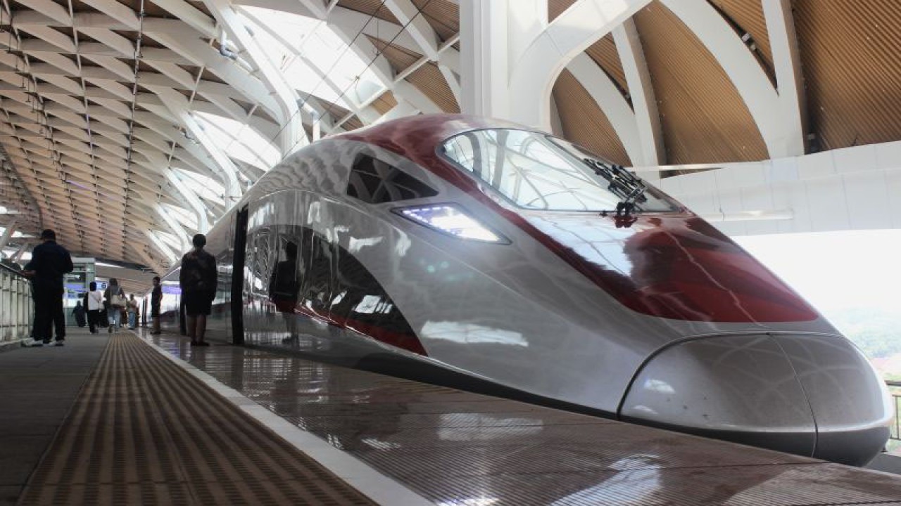 Penumpang menunggu jadwal pemberangkatan kereta WHOOSH di Stasiun Kereta Cepat Halim, Jakarta, Jumat (10/11/2023). PT Kereta Cepat Indonesia China (KCIC) menambah frekuensi perjalanan Kereta Cepat Whoosh Indonesia dari 28-32 menjadi 36 perjalanan per hari karena tingginya animo masyarakat yang ingin menggunakan kereta cepat. ANTARA FOTO/Hreeloita Dharma Shanti/sgd/aww.