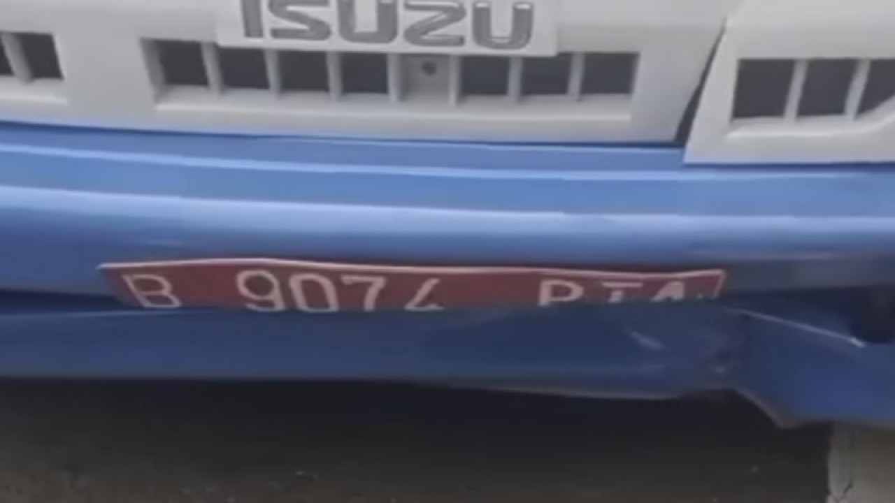 Sebuah mobil operasional Satpol PP dengan nomor polisi B 9074 PTA mengalami kecelakaan lalu lintas di jalan layang (flyover) Mal of Indonesia (MOI) Jalan Yos Sudarso di Kelapa Gading, Jakarta Utara, Jumat (24/11/2023). ANTARA/Instagram/jakutinfo/Abdu Faisal
